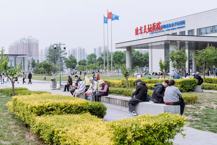 Nở rộ dịch vụ hộ tống người già tới bệnh viện tại Trung Quốc ảnh 1