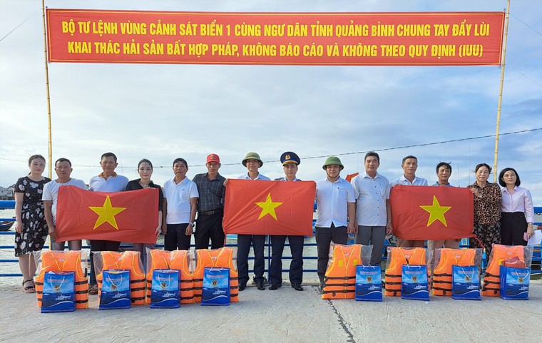 Ấm áp chương trình 'Cảnh sát biển đồng hành với ngư dân' tại Bố Trạch ảnh 1