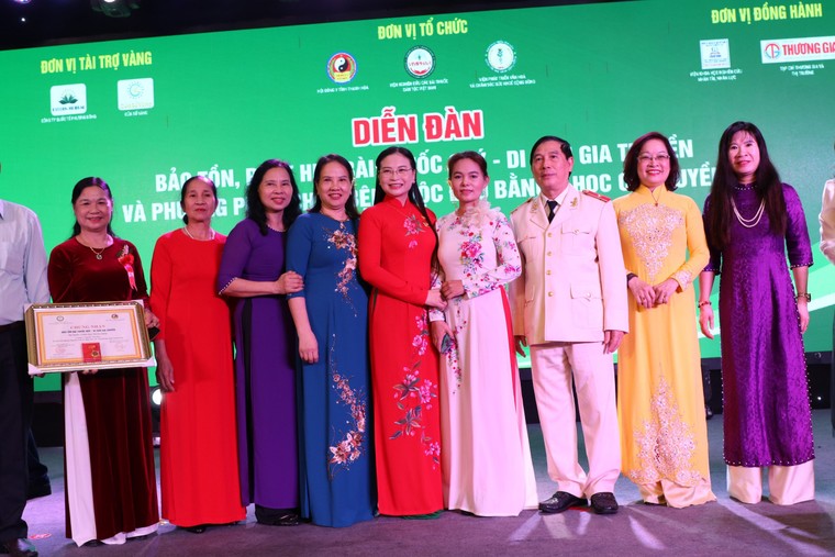 Tôn vinh đội ngũ thầy thuốc hết lòng bảo tồn và phát huy các bài thuốc quý ảnh 6