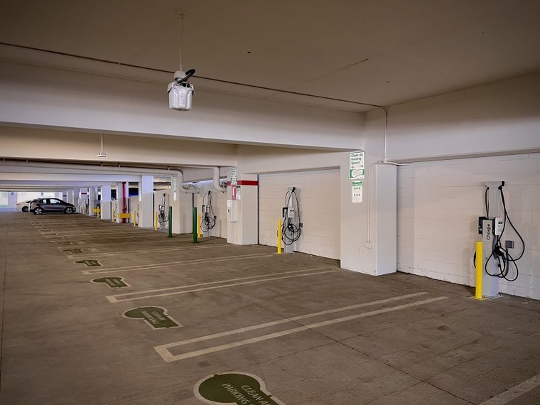 Dạo một vòng quanh các trạm sạc trong chung cư, bãi đỗ trên thế giới ảnh 3