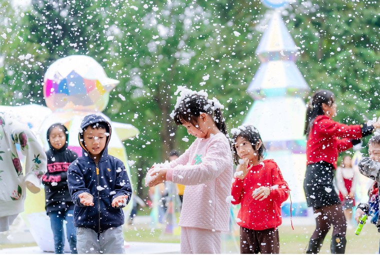 Bầu trời khác lạ trong mắt thế giới trẻ thơ khi đến với 'Khu rừng pha lê' cách hồ Hoàn Kiếm 14km ảnh 1