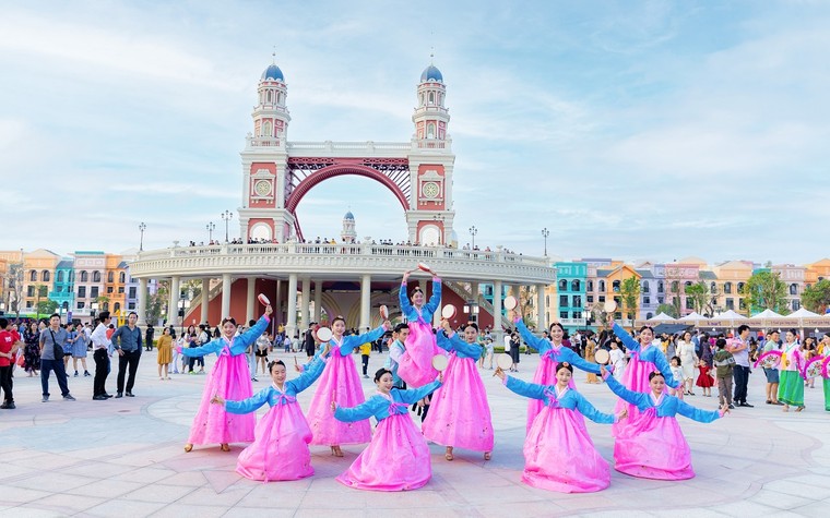 Choáng ngợp, mãn nhãn với 'bữa tiệc' ánh sáng về đêm tại phố Hàn K-Town ảnh 6