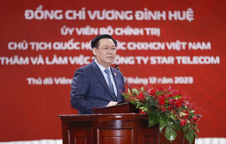 Chủ tịch Quốc hội thăm và làm việc tại liên đoanh của Viettel tại Lào ảnh 1