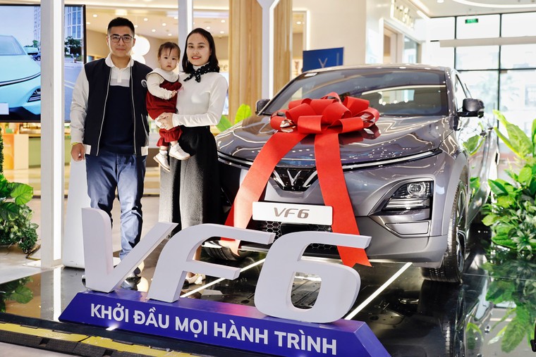 VinFast bàn giao lô xe VF 6 đầu tiên cho khách hàng ảnh 1