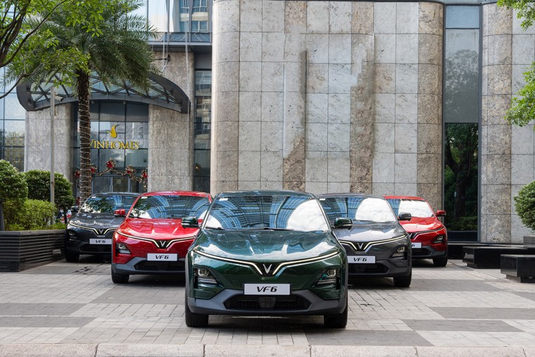 VinFast bàn giao lô xe VF 6 đầu tiên cho khách hàng ảnh 2
