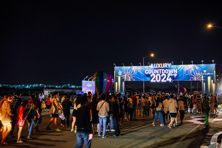 Hơn 50.000 người dân TP HCM "đổi gió" đón năm mới tại Trung tâm mới ảnh 6