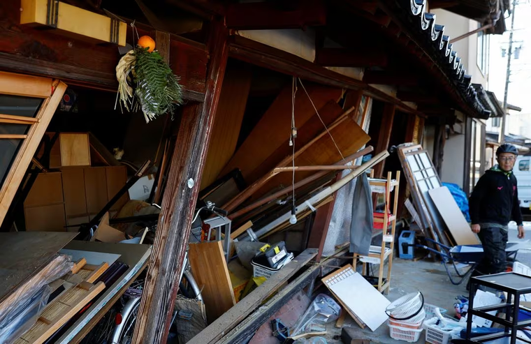 Nhật Bản khẩn trương giải cứu nạn nhân sau động đất ảnh 2