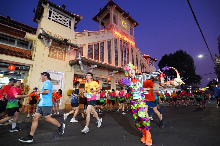 Isaac, Long Nón Lá hào hứng chạy đêm cùng hàng ngàn người ở Cần Thơ ảnh 1