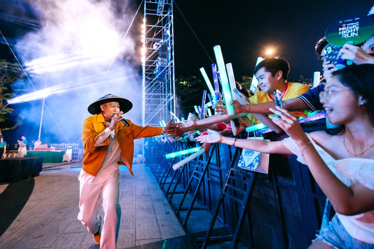 Isaac, Long Nón Lá hào hứng chạy đêm cùng hàng ngàn người ở Cần Thơ ảnh 4