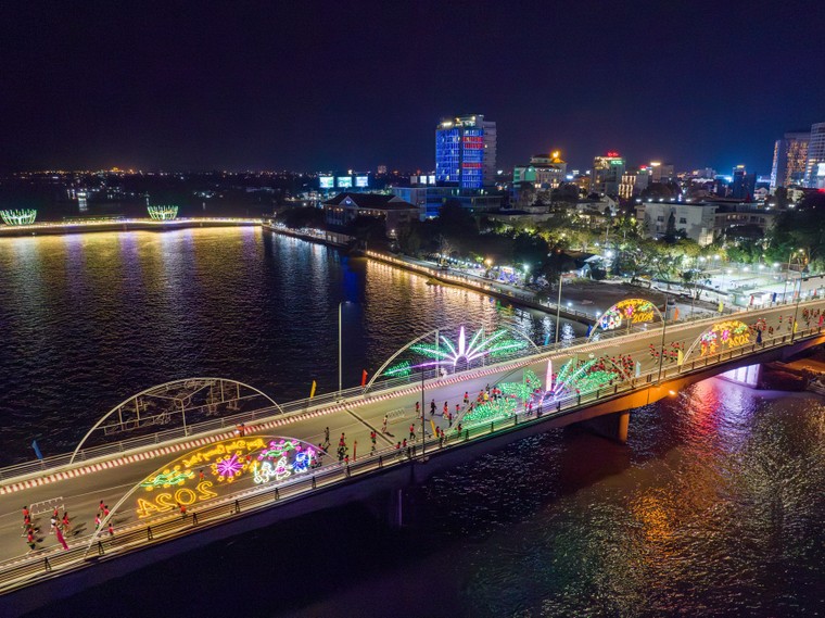 Isaac, Long Nón Lá hào hứng chạy đêm cùng hàng ngàn người ở Cần Thơ ảnh 7