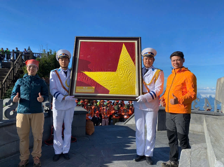 Quốc khánh đỏ rực màu cờ sắc áo trên đỉnh Fansipan ảnh 1