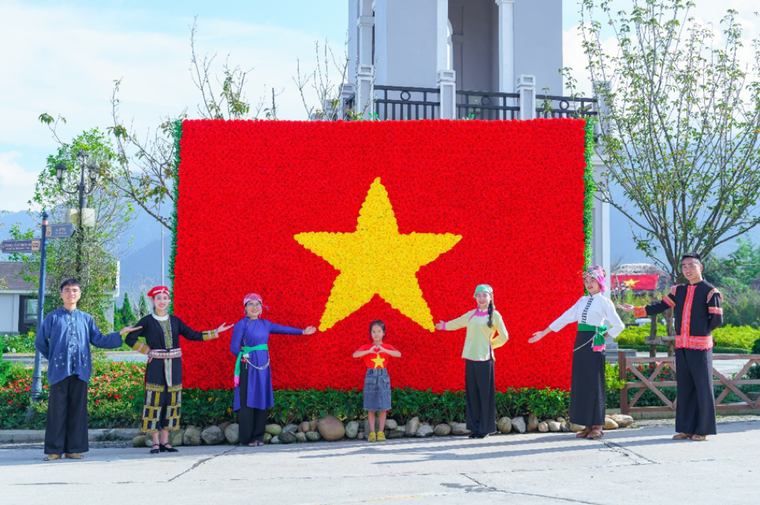 Quốc khánh đỏ rực màu cờ sắc áo trên đỉnh Fansipan ảnh 3