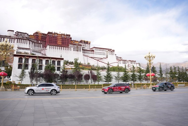 Ngắm đoàn xe VF 8 giữa khung cảnh “đẹp mê hồn” trên hành trình chinh phục Tây Tạng ảnh 2