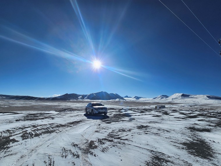 Ngắm đoàn xe VF 8 giữa khung cảnh “đẹp mê hồn” trên hành trình chinh phục Tây Tạng ảnh 4