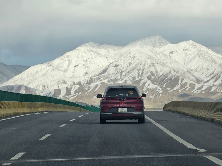 Ngắm đoàn xe VF 8 giữa khung cảnh “đẹp mê hồn” trên hành trình chinh phục Tây Tạng ảnh 5