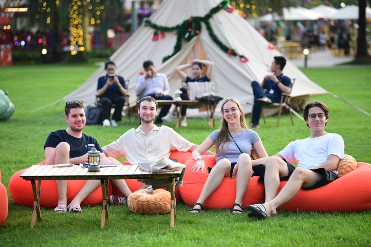 Không khí lễ hội tràn ngập trước giờ G siêu nhạc hội 8Wonder Winter ảnh 15