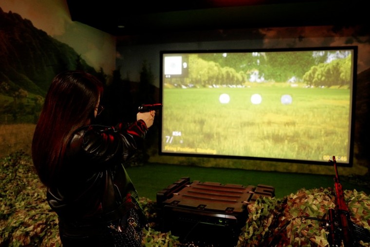 Trải nghiệm bắn súng thật tại gian hàng của Viettel trong triển lãm Quốc phòng Quốc tế Việt Nam 2024 ảnh 2