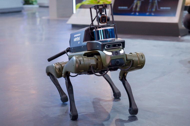 Trải nghiệm bắn súng thật tại gian hàng của Viettel trong triển lãm Quốc phòng Quốc tế Việt Nam 2024 ảnh 3