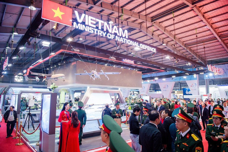 Trải nghiệm bắn súng thật tại gian hàng của Viettel trong triển lãm Quốc phòng Quốc tế Việt Nam 2024 ảnh 4