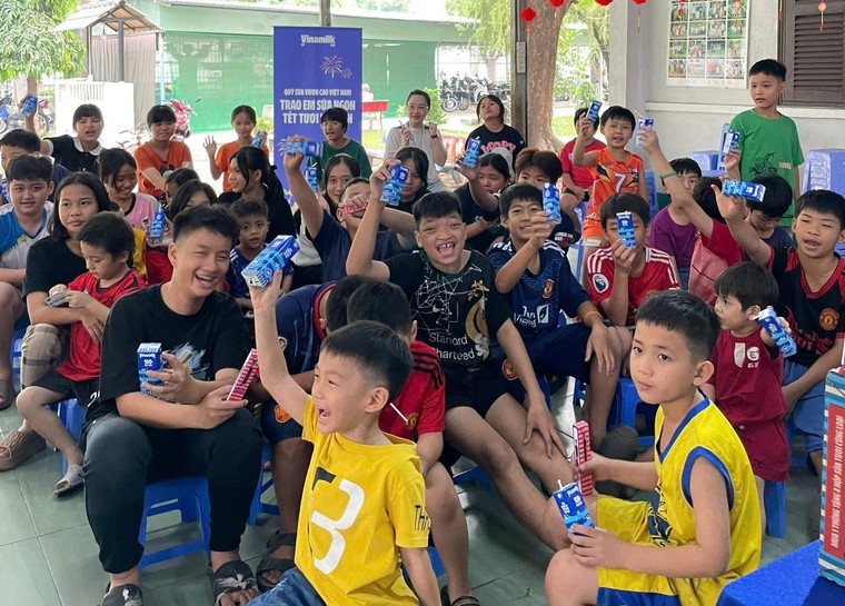 Vinamilk trao hơn 71.000 sản phẩm dinh dưỡng đến trẻ em, cộng đồng trước thềm năm mới Ất Tỵ ảnh 4