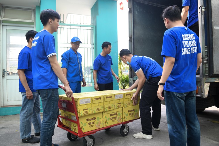 Vinamilk trao hơn 71.000 sản phẩm dinh dưỡng đến trẻ em, cộng đồng trước thềm năm mới Ất Tỵ ảnh 5