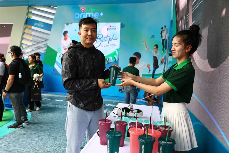 Vận động viên hào hứng trải nghiệm gian hàng VPBank tại giải chạy đêm TP HCM ảnh 1