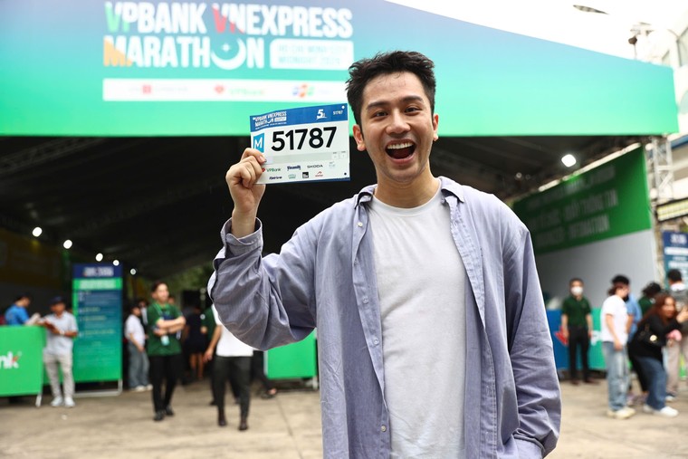 Vận động viên hào hứng trải nghiệm gian hàng VPBank tại giải chạy đêm TP HCM ảnh 3