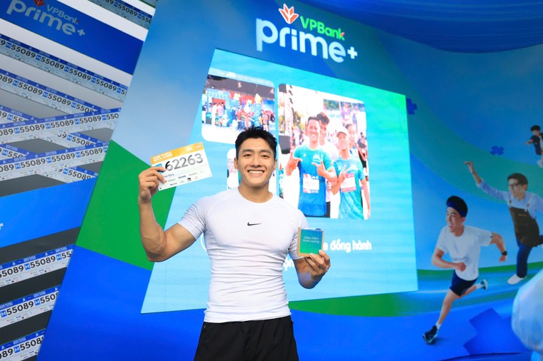 Vận động viên hào hứng trải nghiệm gian hàng VPBank tại giải chạy đêm TP HCM ảnh 4