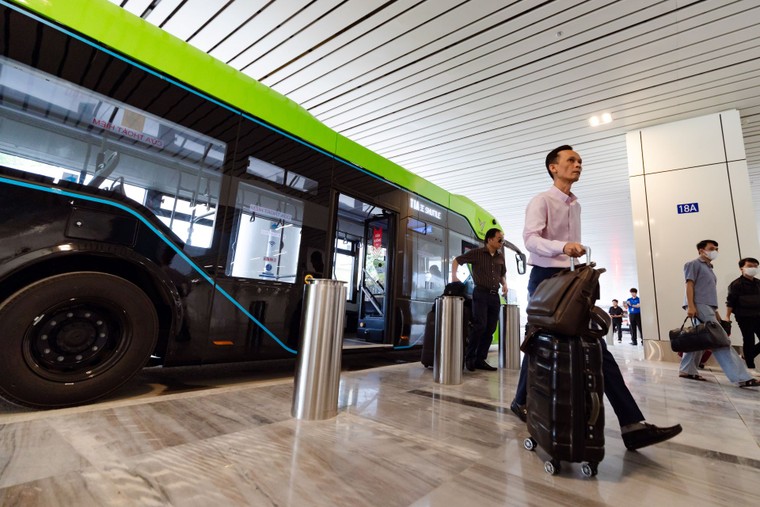 VinBus vận hành tuyến buýt điện độc quyền kết nối ba nhà ga sân bay Tân Sơn Nhất ảnh 1