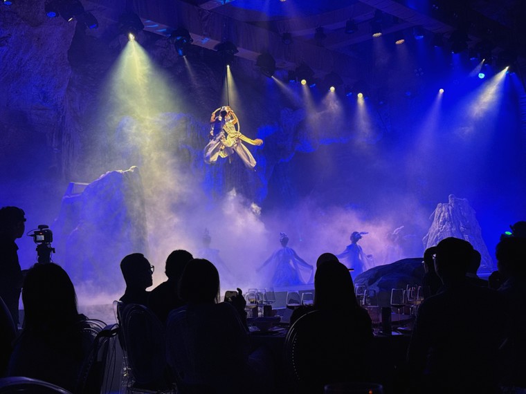 Trải nghiệm ẩm thực và show thực cảnh trong hang động hơn 4000 năm tuổi ảnh 2