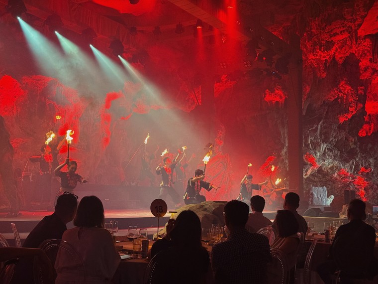 Trải nghiệm ẩm thực và show thực cảnh trong hang động hơn 4000 năm tuổi ảnh 3