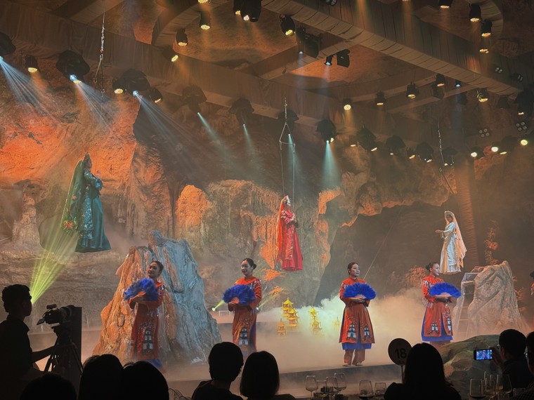 Trải nghiệm ẩm thực và show thực cảnh trong hang động hơn 4000 năm tuổi ảnh 4