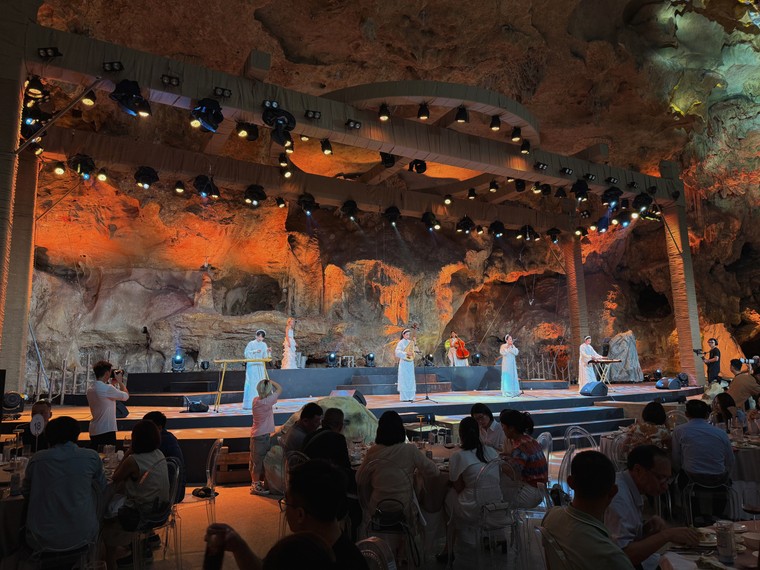 Trải nghiệm ẩm thực và show thực cảnh trong hang động hơn 4000 năm tuổi ảnh 6