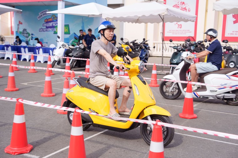 Người dân Hải Phòng, Đà Nẵng hào hứng “đổi xe xăng, lấy xe máy điện” ảnh 2