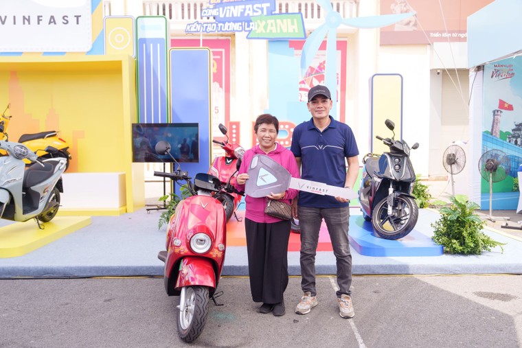 Người dân Hải Phòng, Đà Nẵng hào hứng “đổi xe xăng, lấy xe máy điện” ảnh 3