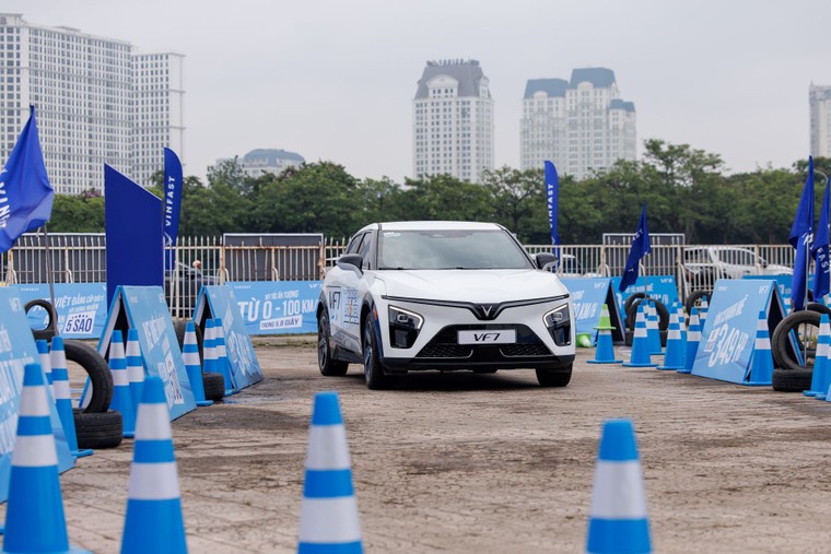 “Đi xe xăng, về xe điện”, người dùng chia sẻ: Lái ngon, ưu đãi lớn, tội gì không lên đời ảnh 1