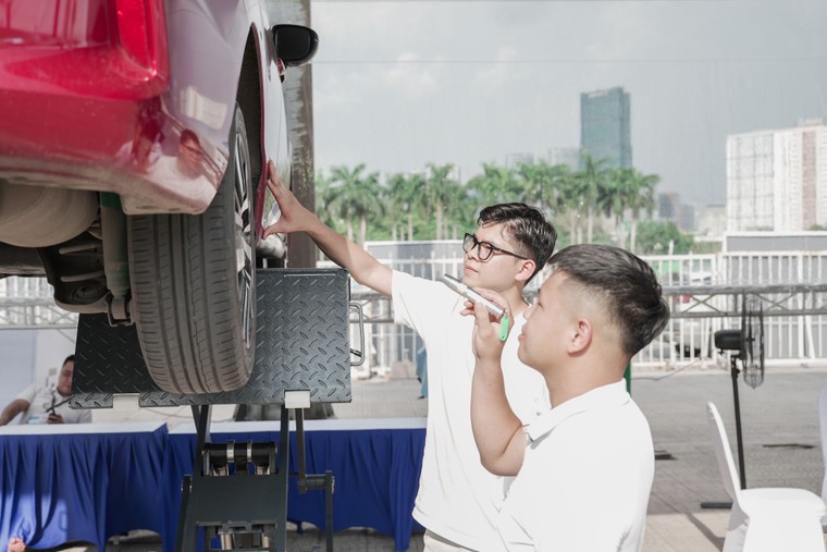 “Đi xe xăng, về xe điện”, người dùng chia sẻ: Lái ngon, ưu đãi lớn, tội gì không lên đời ảnh 2