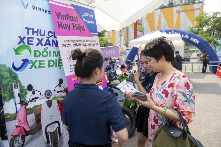 Người dân Hà Nội, TP.HCM, Hưng Yên nô nức đổi xe máy xăng lấy xe máy điện ảnh 6