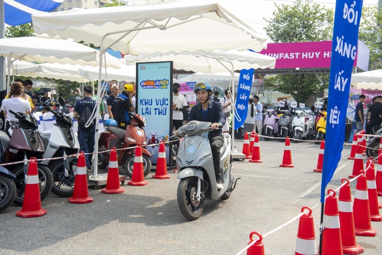 Người dân Hà Nội, TP.HCM, Hưng Yên nô nức đổi xe máy xăng lấy xe máy điện ảnh 4