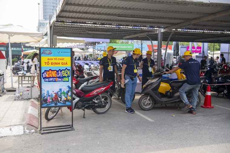 Người dân Hà Nội, TP.HCM, Hưng Yên nô nức đổi xe máy xăng lấy xe máy điện ảnh 2