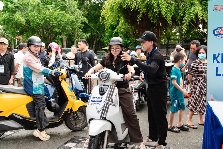 Người dân Hà Nội, TP.HCM, Hưng Yên nô nức đổi xe máy xăng lấy xe máy điện ảnh 1