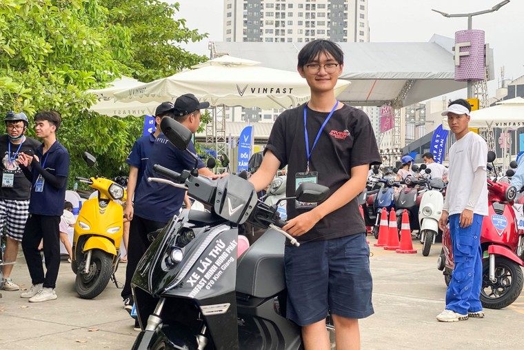 Người dân Thủ đô rủ nhau đi sắm xe máy điện: Khách hàng cũ mua thêm, người mới bị thuyết phục ngay sau khi lái thử ảnh 3