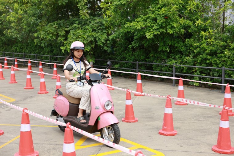 Người dân Thủ đô rủ nhau đi sắm xe máy điện: Khách hàng cũ mua thêm, người mới bị thuyết phục ngay sau khi lái thử ảnh 4