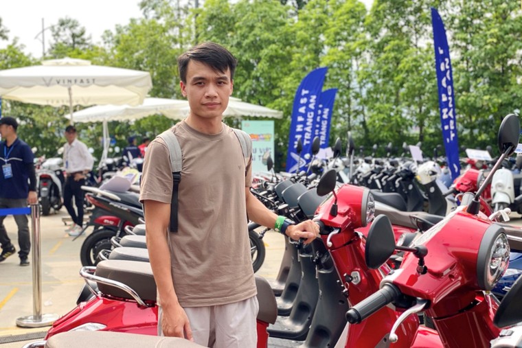 Người dân Thủ đô rủ nhau đi sắm xe máy điện: Khách hàng cũ mua thêm, người mới bị thuyết phục ngay sau khi lái thử ảnh 5