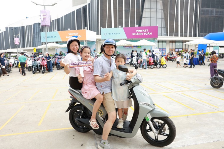 Người dân Thủ đô rủ nhau đi sắm xe máy điện: Khách hàng cũ mua thêm, người mới bị thuyết phục ngay sau khi lái thử ảnh 6