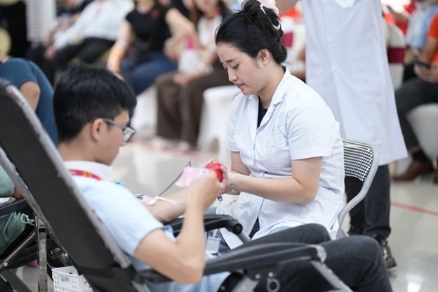 Cán bộ nhân viên ROX Group chung tay hiến máu, lan tỏa giá trị sống đẹp ảnh 1