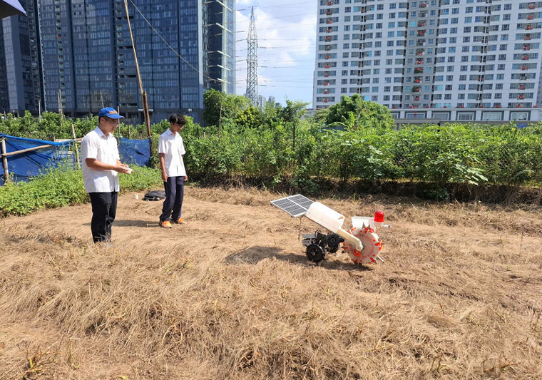Học sinh Chu Văn An sáng chế máy gieo hạt tự động, kiến tạo nông nghiệp tương lai ảnh 1