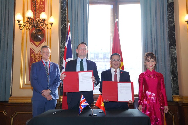 Vietjet và Rolls-Royce ký kết hợp đồng động cơ Trent 7000 trị giá 3,8 tỷ Đô la Mỹ trong chuyến thăm Vương quốc Anh của Tổng bí thư Tô Lâm ảnh 1
