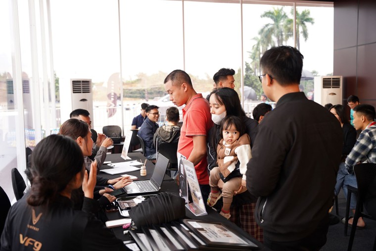 Khách Hà Nội đội mưa lái thử VF 9: SUV điện VinFast chứng minh đẳng cấp từ trải nghiệm đến chi phí ảnh 3