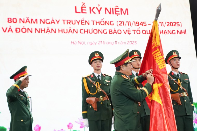 Tổng Công ty 80 năm truyền thống của Tập đoàn Viettel nhận Huân chương Bảo vệ Tổ quốc, đặt mục tiêu 16.000 tỷ ảnh 2